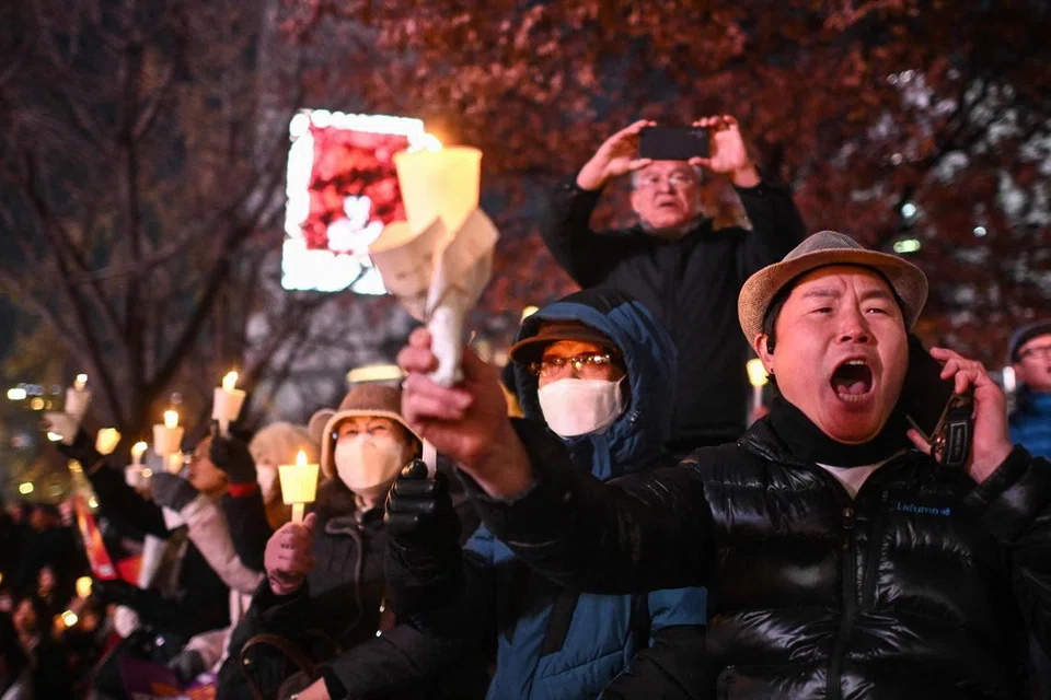 Orang ramai menyertai bantahan terhadap Presiden Korea Selatan, Encik Yoon Suk Yeol, di Seoul pada 4 Disember. Pembangkang Korea Selatan menggerakkan usaha untuk memecat Encik Yoon pada hari yang sama selepas pengisytiharan undang-undang tentera yang luar biasa tetapi singkat, sekali gus mencetuskan protes ribuan penunjuk perasaan.
