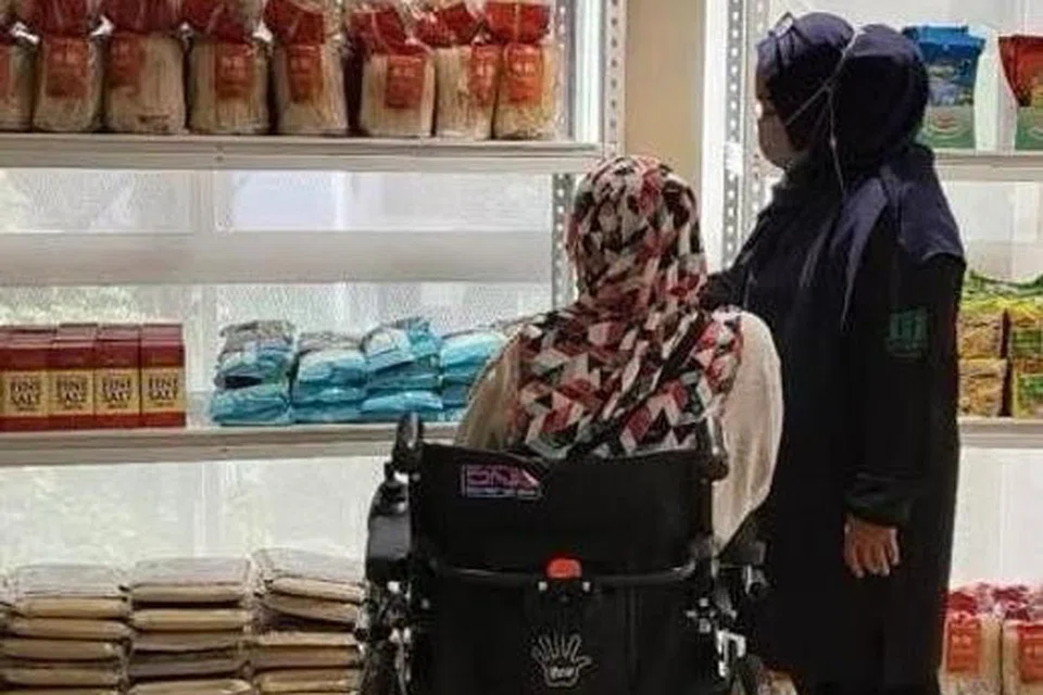 Pantri masyarakat di Masjid Al-Mukminin di Jurong East yang dimulakan pada 2022 ini membolehkan orang ramai mendermakan lebihan makanan dalam tin atau makanan kering yang belum luput.