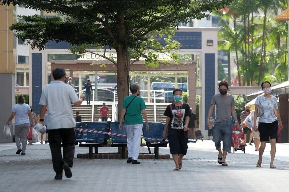 GUNA PELITUP: Meskipun peranan pelitup muka dalam menghentikan penularan virus adalah kecil, ia mengingatkan semua orang bahawa mereka harus bersikap berjaga-jaga dan mengamalkan perkara seperti jarak selamat apabila di luar rumah. 