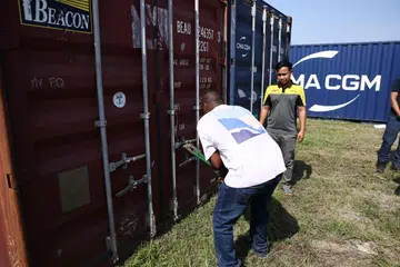 Sindiket penyeludupan elak cukai terbesar di Pelabuhan Klang ini ditumpaskan oleh pasukan risikan dari Suruhanjaya Pencegahan Rasuah Malaysia (SPRM), Jabatan Kastam Diraja Malaysia (JKDM) dan Lembaga Hasil Dalam Negeri (LHDN) dengan nilai ketirisan beranggaran RM3.5 bilion ($1 bilion).
