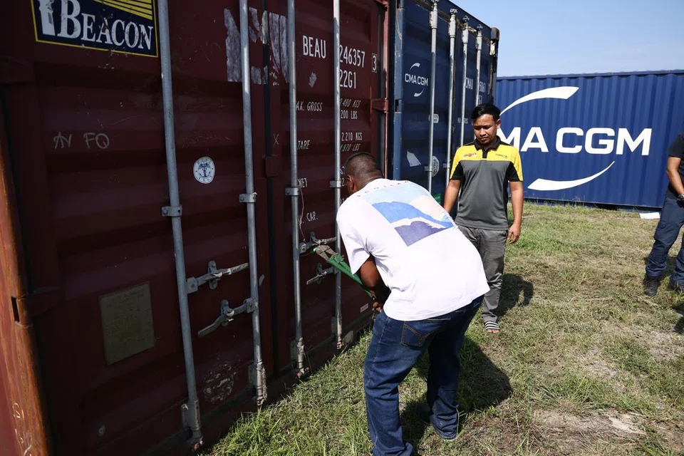 Sindiket penyeludupan elak cukai terbesar di Pelabuhan Klang ini ditumpaskan oleh pasukan risikan dari Suruhanjaya Pencegahan Rasuah Malaysia (SPRM), Jabatan Kastam Diraja Malaysia (JKDM) dan Lembaga Hasil Dalam Negeri (LHDN) dengan nilai ketirisan beranggaran RM3.5 bilion ($1 bilion).