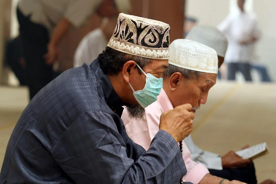 AMBIL LANGKAH PENCEGAHAN: Jika seseorang ada petanda seperti bersin dan hidung berhingus, elak keluar rumah dan jika perlu keluar, pakailah pelitup termasuk apabila ke masjid.