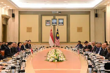 Perdana Menteri, Encik Lawrence Wong (kiri), dan Perdana Menteri Malaysia, Datuk Seri Anwar Ibrahim (kanan), mengadakan mesyuarat bersama para menteri dan delegasi dari Singapura dan Malaysia pada 7 Januari di Kompleks Perdana Putra di Putrajaya, Malaysia.