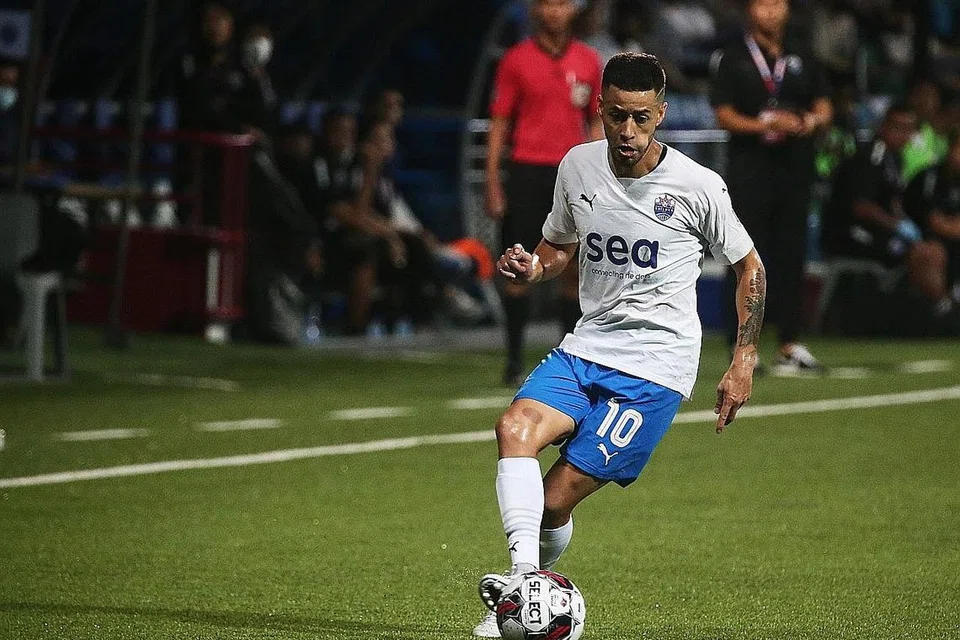 TIDAK TUNJUK SEMANGAT KESUKANAN: Pemain Sailors Maxime Lestienne, Kim Shin-wook dan Diego Lopes (atas) enggan berjabat tangan dengan pemain Young Lions lepas seri 1-1 dalam satu perlawanan Isnin lalu. - Foto-foto fail