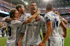 WIRA DIKERUMUNI: Bintang Real Madrid, Cristiano Ronaldo (tengah), meraikan golnya bersama rakan pasukan semasa kemenangan 3-0 ke atas Atletico Madrid. - Foto REUTERS