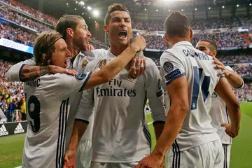 WIRA DIKERUMUNI: Bintang Real Madrid, Cristiano Ronaldo (tengah), meraikan golnya bersama rakan pasukan semasa kemenangan 3-0 ke atas Atletico Madrid. - Foto REUTERS