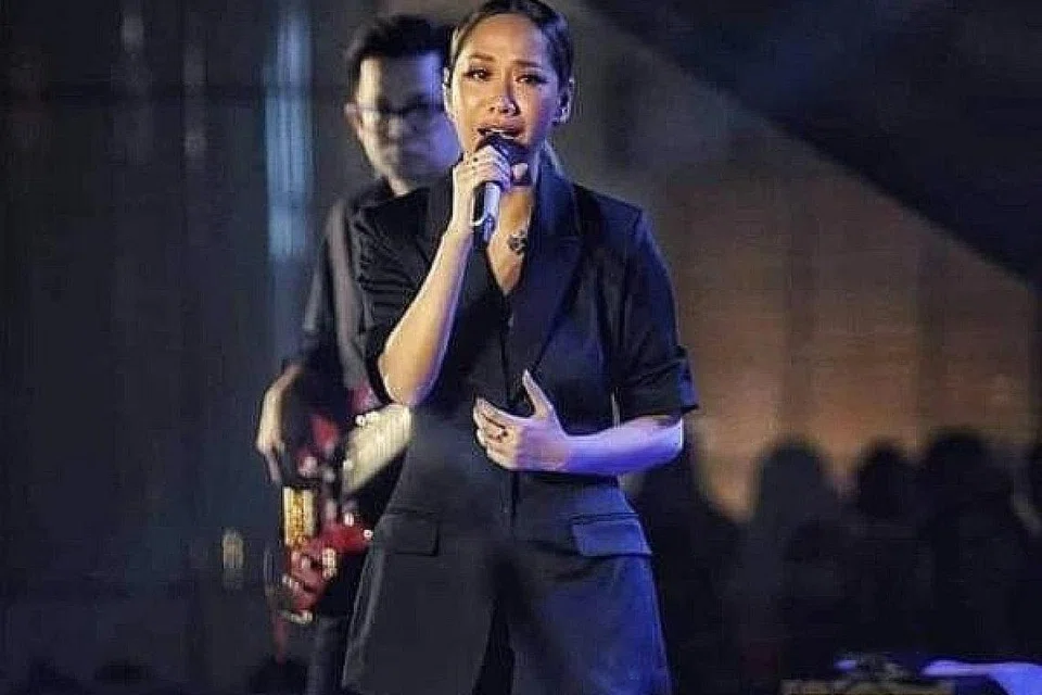 PENUH NOSTALGIA: Bunga Citra Lestari (atas) anggap lokasi persembahannya mempunyai kenangan tersendiri buatnya kerana Allahyarham Ashraf dan anaknya pernah menemaninya membuat persembahan di situ tahun lalu. - Foto SINAR HARIAN, fail