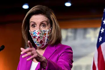 INGIN MULA PENDAKWAAN: Speaker Dewan Kongres Cik Nancy Pelosi menyifatkan Encik Trump sebagai orang yang sangat bahaya. - Foto REUTERS