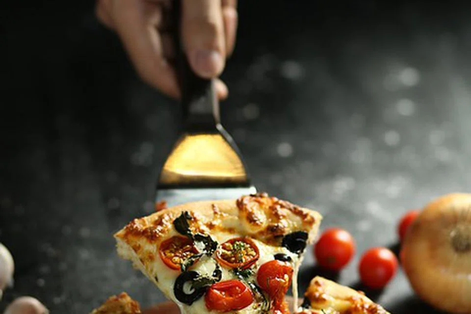 Piza tradisional dengan doh biasa menggunakan yis kering atau yis segar. Ia menghasilkan kulit yang rangup di luar namun dalamnya tetap lembut.