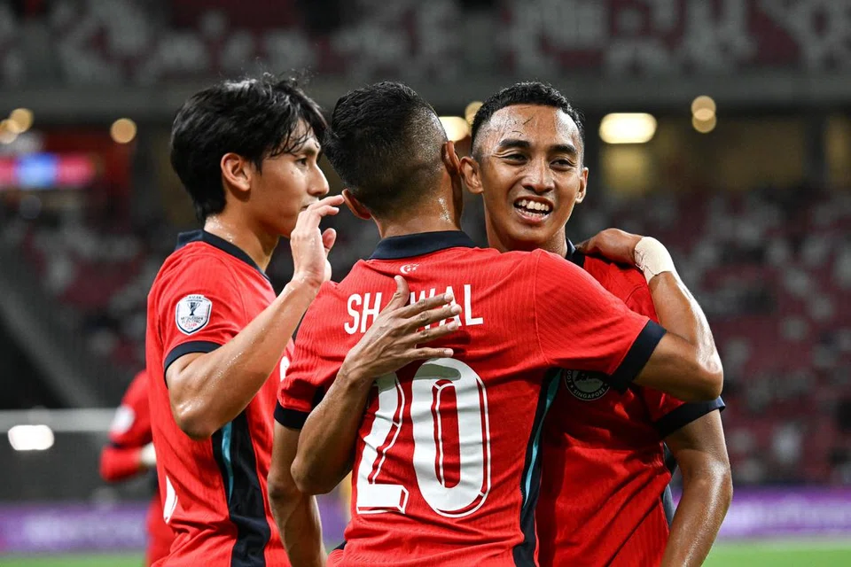 Barisan serangan Singapura, (dari kiri) Glenn Kweh, Shawal Anuar dan Faris Ramli, meraikan kemenangan 2-1 Singapura dalam perlawanan Piala AFF Mitsubishi Electric 2024 menentang Kemboja di Stadium Negara pada 11 Disember. Faris diberi anugerah pemain terbaik untuk perlawanan itu, dan merupakan penjaring gol kemenangan Singapura. 