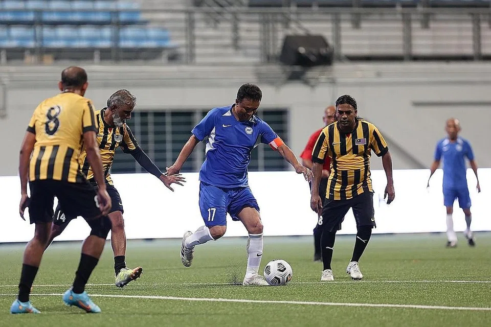 PERLAWANAN PAMERAN: Legenda bola sepak Singa, Fandi Ahmad menunjukkan kebolehannya di depan 1,000 penonton di Stadium Jalan Besar. - Foto ZAOBAO