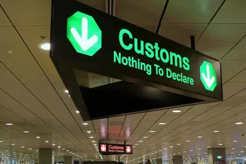 Para pelancong itu ditangkap dalam satu operasi tujuh jam di Terminal 1 dan 3 Lapangan Terbang Changi. - Foto fail