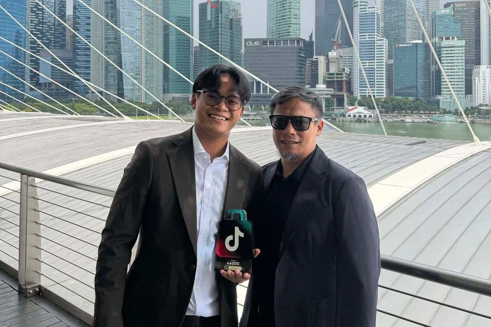 Pengasas bersama Cheekies, Encik Nabill Shukry Johary (kiri), dan bapanya, Encik Johary Ibrahim, dinobatkan Anugerah Penjual Terbaik TikTok Shop semasa Persidangan Kemuncak TikTok Shop Singapura di Pusat Ekspo dan Konvensyen Marina Bay Sands pada 30 Julai.