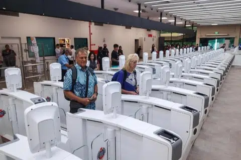Pelepasan imigresen kini lebih pantas dengan 26 lorong di dewan ketibaan Terminal Feri Tanah Merah yang telah dinaik taraf dengan kos $20 juta.