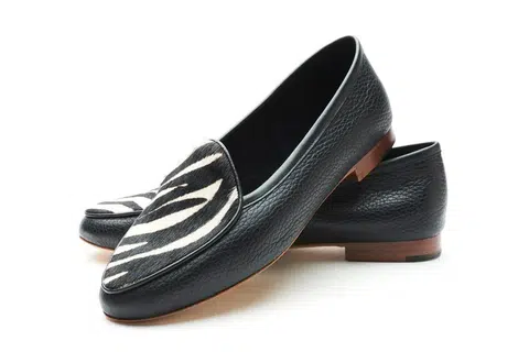 ‘Claudia Loafer’ ($375) daripada Palola menggabungkan kulit hitam klasik dengan corak zebra yang berani. Setiap pasang dibuat dengan teliti untuk mengekalkan keselesaan dan gaya yang tidak lapuk dek zaman.
