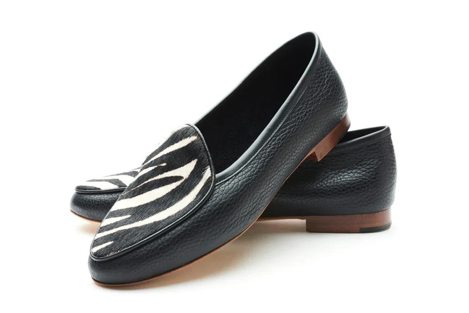 ‘Claudia Loafer’ ($375) daripada Palola menggabungkan kulit hitam klasik dengan corak zebra yang berani. Setiap pasang dibuat dengan teliti untuk mengekalkan keselesaan dan gaya yang tidak lapuk dek zaman.