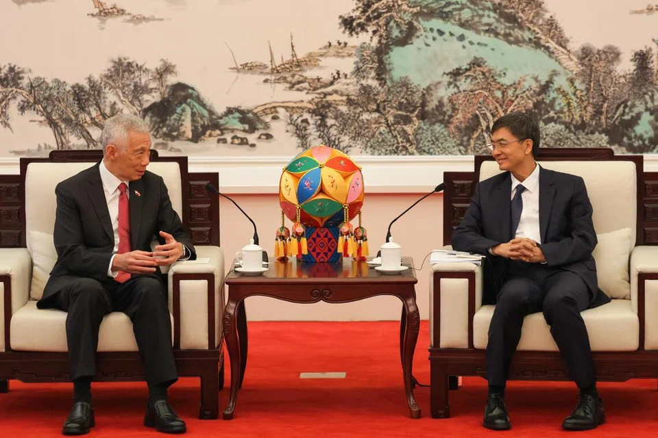Menteri Kanan, Encik Lee Hsien Loong (kiri) bertemu dengan Setiausaha Parti Komunis China bagi Jawatankuasa Wilayah Autonomi Guangxi Zhuang, Encik Chen Gang, di Liyuan Resort, Nanning pada 19 Mei.