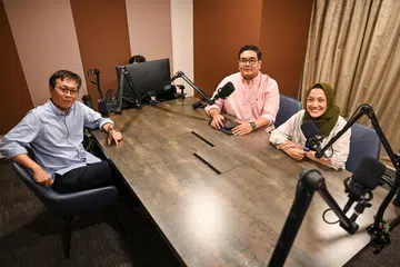 HADAPI PERUBAHAN DENGAN MINDA TERBUKA: Sesi podcast bersama Ketua Editor Kumpulan Media Inggeris/Melayu/Tamil (EMTM), Encik Wong Wei Kong (kiri), dihoskan wartawan dan hos #NoTapis, Natasha Mustafa, bersama Editor Berita, Nazri Hadi Saparin. 