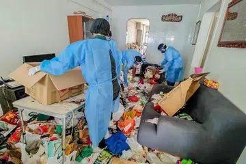 TINGGAL SENDIRIAN SEJAK IBU MENINGGAL DUNIA: Relawan Persatuan Rakyat (PA), akar umbi dan rakan masyarakat membersihkan rumah flat tiga bilik di Pending Road itu, yang penuh dengan sampah dan sisa makanan yang terkumpul sejak 2019. Wanita yang tinggal di rumah itu tinggal sendirian sejak 2014, selepas ibunya meninggal dunia. Bapanya meninggal dunia semasa beliau kecil. - Foto-foto BH oleh NUR DIYANA TAHA