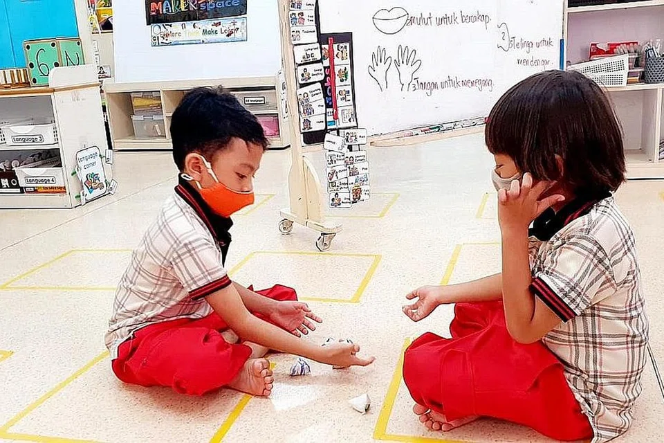 SATU PROSES BERTERUSAN: Pembelajaran melalui bermain memberi peluang kepada kanak-kanak belajar bahasa dengan rakan sebaya dan menggunakan apa yang dipelajari dalam situasi berbeza. - Foto PPIS