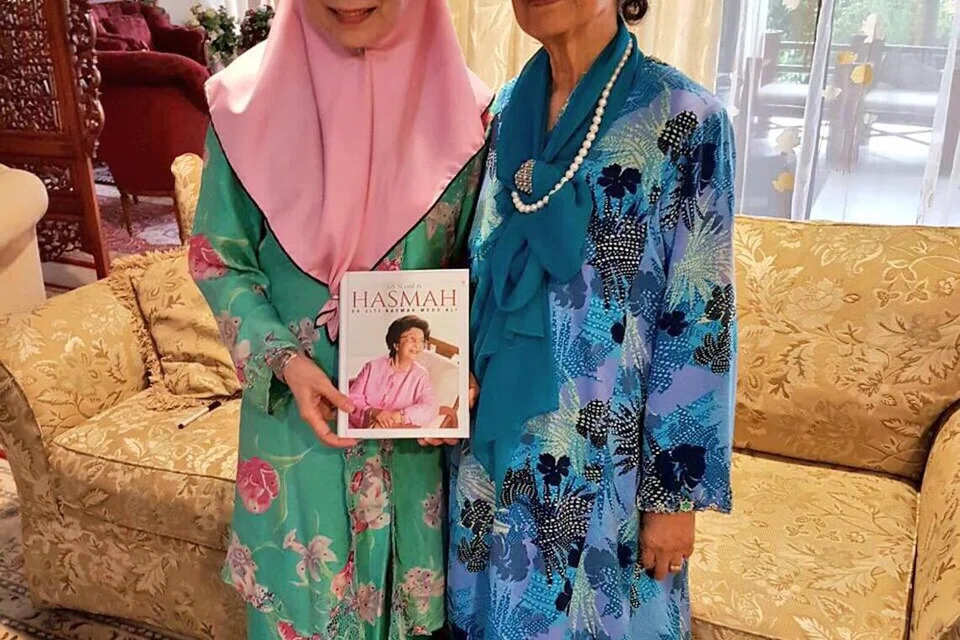 Allahyarhamha Tun Dr Siti Hasmah Mohamad Ali (kanan), bersama isteri Perdana Menteri Malaysia, Datuk Seri Anwar Ibrahim, Datuk Seri Dr Wan Azizah Wan Ismail, ketika menghadiahkan biografinya ‘My Name Is Hasmah’ pada 2016.