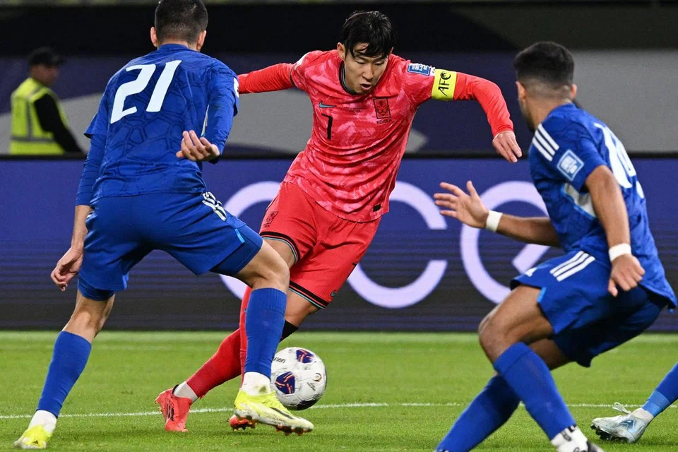 Pemain Korea Selatan, Son Heung-min (tengah), menarik perhatian bekas rakan sepasukannya, Harry Kane, yang dikhabarkan ingin beliau menyertainya dalam kelab Bayern Munich. 
