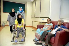 KEMBALIKAN SINAR HARAPAN: Pesakit strok yang belum pulih sepenuhnya seperti Cik Hayati Samsudin (berkerusi roda) dan Cik Shobana Raghavan (dua dari kanan), serta penjaga mereka, Cik Nyamah Abdul Manaf (berdiri, kiri) dan suami Cik Shobana, Encik Krishna Madhadan, akan dapat memanfaatkan program Stesen Sokongan Strok (S3) yang bakal diperkenal kepada penduduk GRC Marsiling-Yew Tee menyusuli persetujuan Speaker Parlimen, Cik Halimah Yacob (berdiri, dua dari kiri), dengan pengasas serta pengerusi program itu, Cik Chew Poh Yim. - Foto M.O. SALLEH