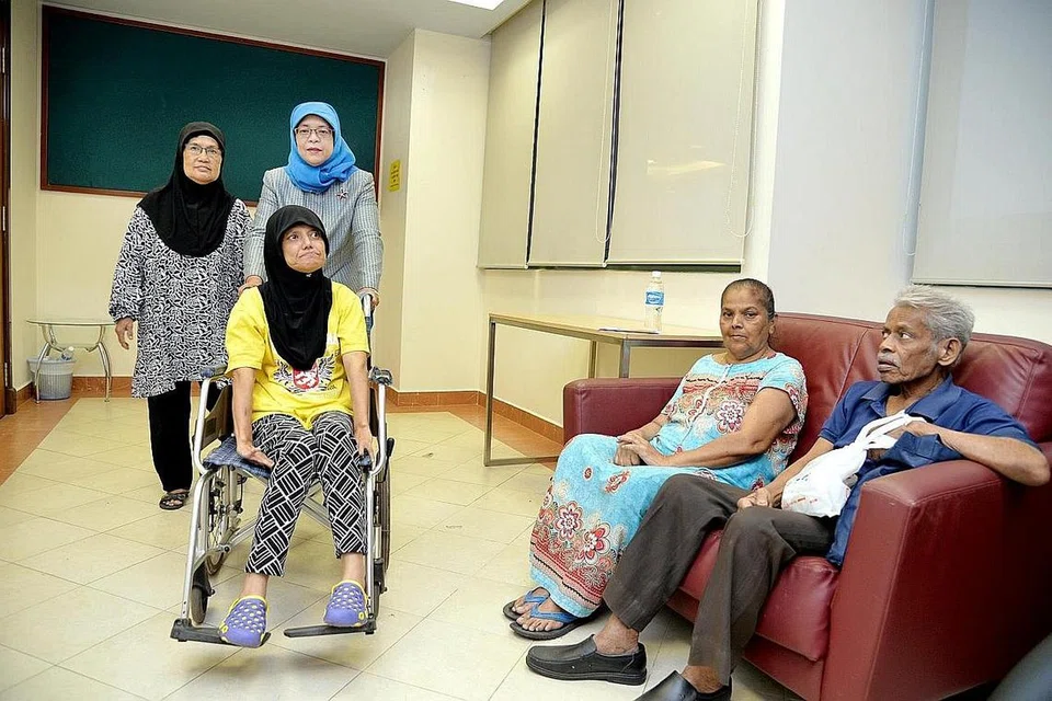 KEMBALIKAN SINAR HARAPAN: Pesakit strok yang belum pulih sepenuhnya seperti Cik Hayati Samsudin (berkerusi roda) dan Cik Shobana Raghavan (dua dari kanan), serta penjaga mereka, Cik Nyamah Abdul Manaf (berdiri, kiri) dan suami Cik Shobana, Encik Krishna Madhadan, akan dapat memanfaatkan program Stesen Sokongan Strok (S3) yang bakal diperkenal kepada penduduk GRC Marsiling-Yew Tee menyusuli persetujuan Speaker Parlimen, Cik Halimah Yacob (berdiri, dua dari kiri), dengan pengasas serta pengerusi program itu, Cik Chew Poh Yim. - Foto M.O. SALLEH