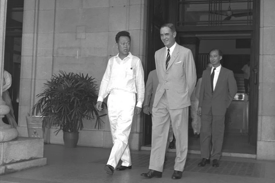 Encik Lee Kuan Yew (kiri) berjalan keluar dari Dewan Bandaraya bersama Yang di-Pertuan Negara, Sir William Goode (kanan), selepas upacara mengangkat sumpah pada 5 Jun 1959. 