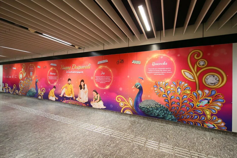 MURAL: Hiasan sambutan Deepavali juga disediakan dalam bentuk mural dinding di beberapa stesen MRT tertentu.