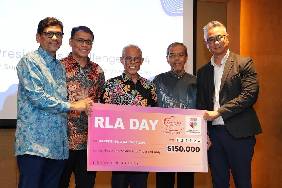 Hari terakhir Program Masyarakat Gemilang (COSP) menyaksikan majlis penyerahan cek bernilai $150,000 untuk Cabaran Presiden 2024, dengan disaksikan Menteri Bertanggungjawab bagi Ehwal Masyarakat Islam, Encik Masagos Zulkifli Masagos Mohamad (tengah). Beliau bersama (dari kiri) Ketua Pegawai Eksekutif  (CEO) Rahmatan Lil Alamin (RLAF), Encik Adnan Abdul Hamid; Ketua Eksekutif, Majlis Ugama Islam Singapura (Muis), Encik Kadir Maideen; Pengerusi RLAF, Abdul Razak Hassan Maricar; dan Pengarah Kumpulan bagi Kumpulan Kedermawanan Majlis Khidmat Sosial Kebangsaan (NCSS), Encik Jack Lim.