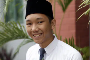 TABAH ATASI UJIAN: Meskipun berhadapan dengan kehilangan ahli keluarga tersayang dan perlu mengimbangi banyak subjek, Fathurrahman Mohamed Yazid berjaya mengorak langkah ke peringkat prauniversiti di Madrasah Aljunied Al-Islamiah. - Foto BM oleh IQBAL FAIZAL