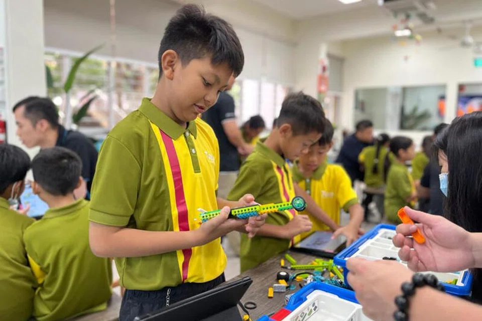 PENJAGAAN KANAK-KANAK: Para pelajar dari Pusat Jagaan Pelajar 7oaks di Jurong menjalani sebuah Bengkel Robotik anjuran Akademi Granada pada Jun 2023. 