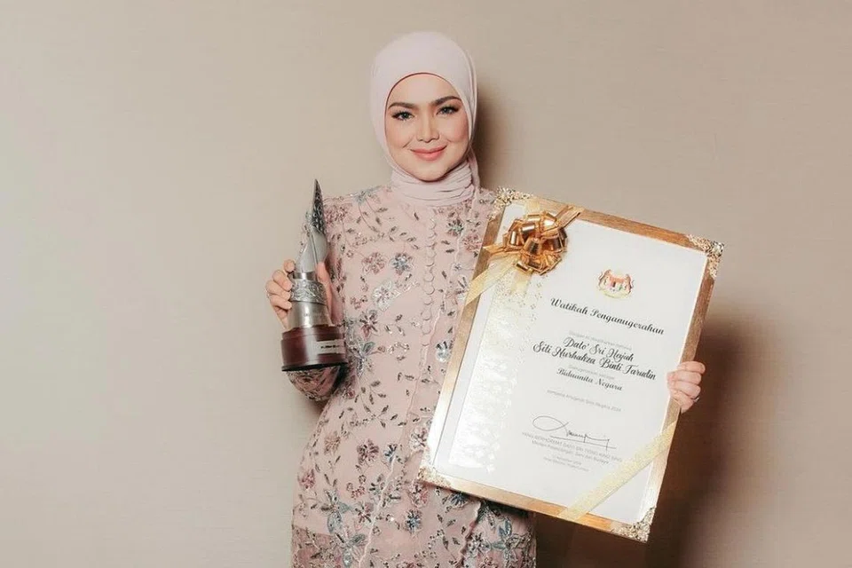 Datuk Seri Siti Nurhaliza adalah Biduanita Negara ketiga selepas Puan Sri Saloma dan Datuk Sharifah Aini.