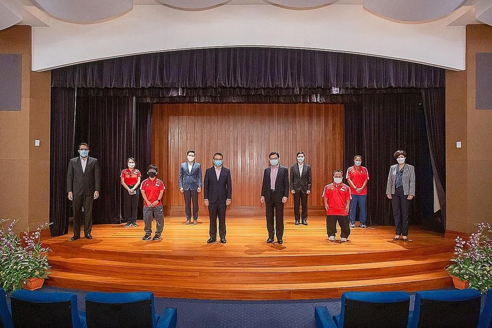 RAIKAN PENCAPAIAN: Anggota Parlimen merai pencapaian Team Singapore di Parlimen semalam. (Dari kiri) Encik Pritam Singh, Cik Shirley Low, Cik Nur'Aini Mohamad Yasli, Encik Alvin Tan, Encik Edwin Tong, Encik Heng Swee Keat, Encik Heng Chee How, Encik Muhammad Diroy Noordin, Cik Joan Poh, dan Cik Indranee Rajah. - Foto MCCY 