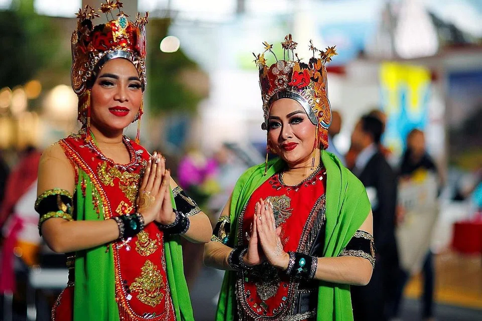 SELAMAT DATANG: Lebih ramai pelancong dijangka membanjiri Thailand di sebalik ketidaktentuan ekonomi dan keadaan politik selepas pilihan raya. - Foto REUTERS