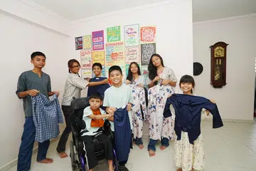 Walaupun menghadapi pelbagai cabaran, ibu tunggal, Cik Evarina Jani (dua dari kiri), tetap berusaha memastikan ketujuh-tujuh anaknya (dari kiri), Elyaqiym, 16 tahun; Yerushalaim, 10 tahun; Hezekiah, 12 tahun; Chaziel, 11 tahun; Samara, 14 tahun; Athalia, 13 tahun; dan Isabella, lapan tahun; menyambut Ramadan dan Syawal dengan penuh bermakna.