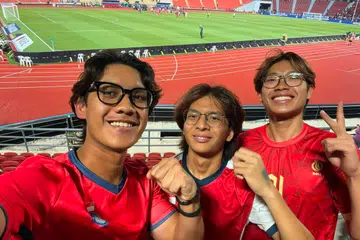 (Dari kiri) Penyokong pasukan Singa, Mohamed Harris Danial Mohamed Nazeem, Jordan Tai Liang Kai dan Ungku Irfan Alamshah Tungku Mahmood, di Stadium Rajamangala sewaktu menyaksikan perlawanan separuh akhir kedua Piala Asean Hyundai antara Singapura dengan Thailand di Bangkok. Mereka bangga dengan perkembangan pasukan bola sepak kebangsaan negara.