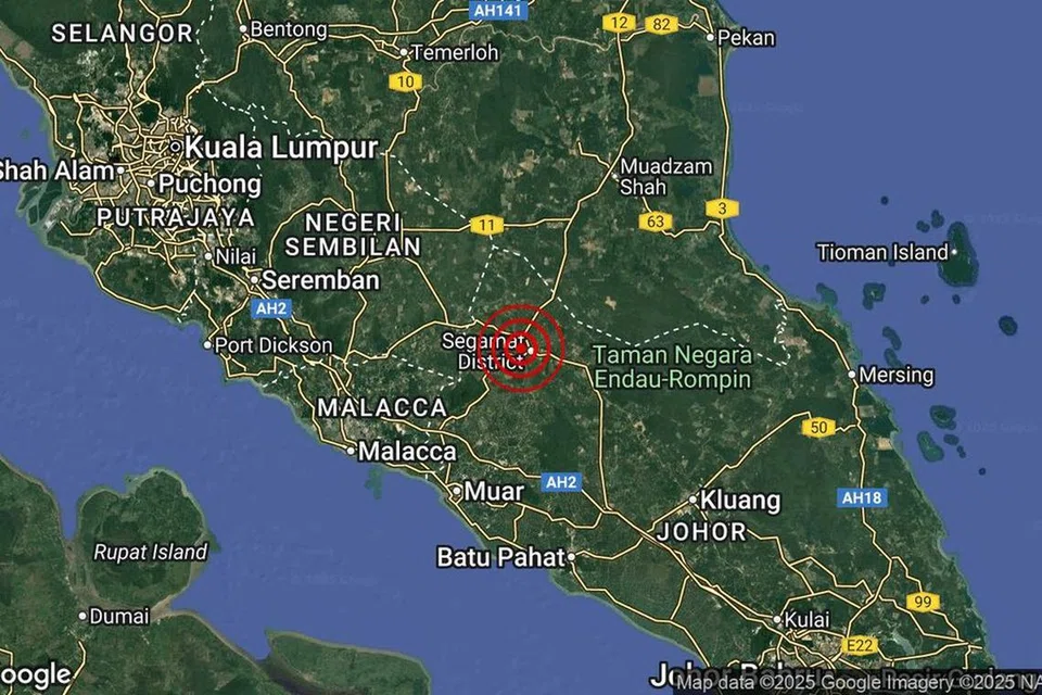 Jabatan Meteorologi Malaysia (MetMalaysia) dalam satu hantaran di Facebook memaklumkan bahawa gempa bumi itu direkodkan di sekitar 2 kilometer barat laut Segamat pada 7.29 pagi, 30 Ogos.