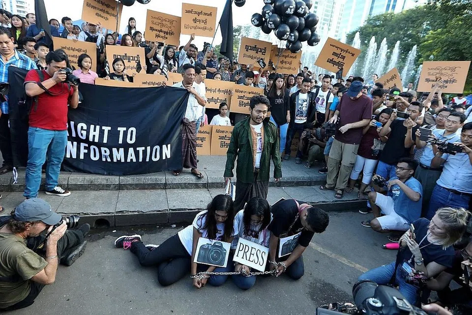 MOHON BEBAS BERSUARA: Aktivis muda serta pejuang bagi kebebasan media di Myanmar mengadakan satu demontrasi bagi memohon pembebasan dua wartawan agensi berita Reuters yang dipenjara di negara itu baru-baru ini. - Foto REUTERS