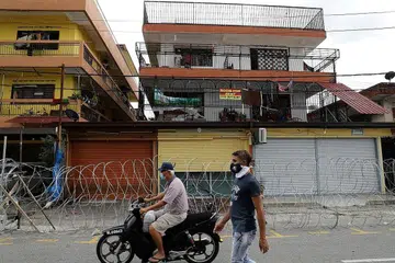 SEMUA DITUTUP: Penduduk setempat memakai pelitup di Selayang, Selangor, sedang Kawalan Pergerakan Diperketatkan (KPKD) dikuasa kuasa dimulai 25 April hingga 3 Mei bagi terus mengekang penularan jangkitan Covid-19 di situ. - Foto REUTERS