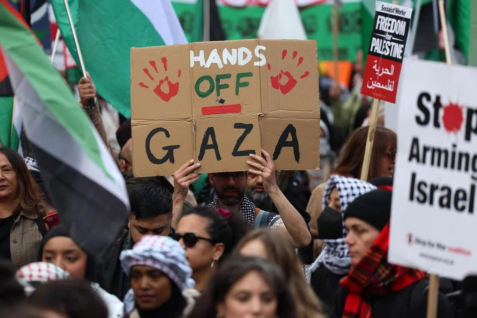 Penunjuk perasaan berhimpun semasa bantahan, ‘Hentikan Pembunuhan Beramai-Ramai’ di London, Britain, pada 2 November. Puluhan ribu orang berarak di London mendesak penamatan pengeboman di Gaza