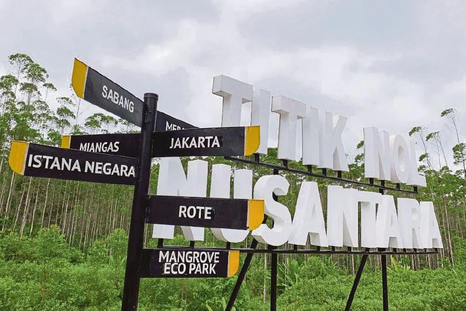 Papan tanda arah menunjukkan Titik Nol Nusantara (ground zero Nusantara), bakal ibu negara Indonesia, di Sepaku, Penajam Paser Utara, Kalimantan Timur.