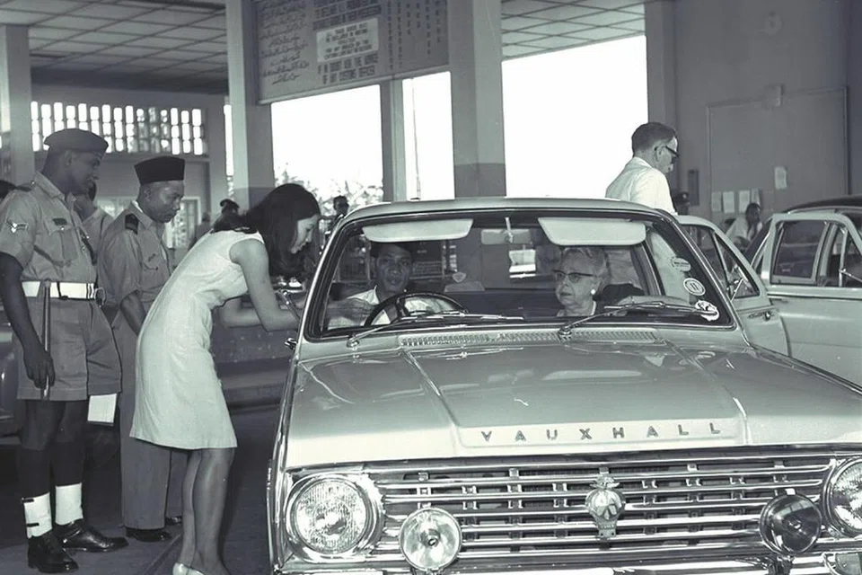 1966: Untuk meningkatkan keselamatan di sempadan, pusat pemeriksaan telah ditubuhkan di kededua bahagian Koswe, dengan kira-kira 43,000 orang menyeberang masuk setiap hari. Semua pelancong jalan raya dan kereta api yang memasuki Singapura harus melalui pusat kastam di Woodlands.