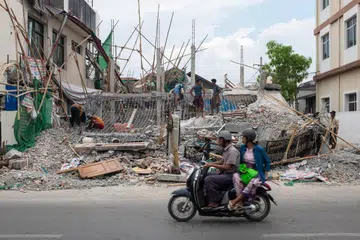 Beberapa pekerja bekerja di atas runtuhan sebuah bangunan semasa sambutan Perayaan Thingyan (perayaan air) di Mandalay, Myanmar, pada 14 April 2025. Perayaan tahunan ini, yang dikenali sebagai Thingyan di Myanmar, disambut dengan aktiviti menyimbah air dan menabur serbuk putih sebagai simbol penyucian dan menghapuskan dosa-dosa tahun lalu. Thingyan menandakan permulaan Tahun Baru tradisional dan turut disambut di negara-negara lain seperti Thailand, Laos dan Kemboja. Tahun ini, Myanmar menyambut Thingyan tanpa muzik atau tarian sebagai tanda berkabung selepas gempa bumi kuat yang melanda negara itu pada 28 Mac.