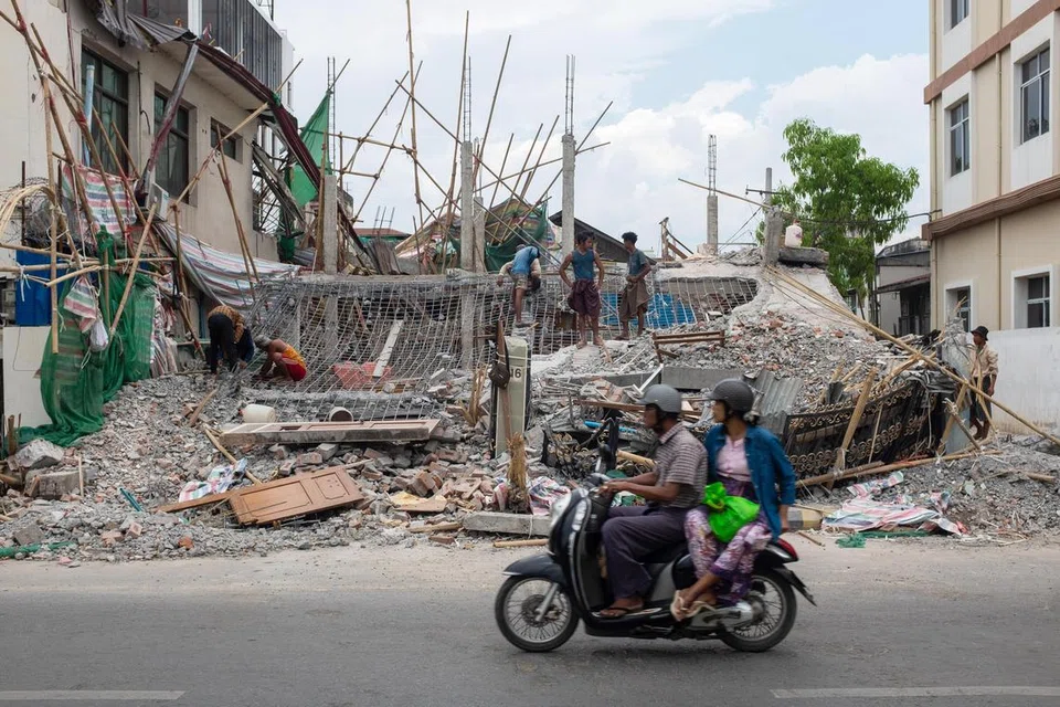 Beberapa pekerja bekerja di atas runtuhan sebuah bangunan semasa sambutan Perayaan Thingyan (perayaan air) di Mandalay, Myanmar, pada 14 April 2025. Perayaan tahunan ini, yang dikenali sebagai Thingyan di Myanmar, disambut dengan aktiviti menyimbah air dan menabur serbuk putih sebagai simbol penyucian dan menghapuskan dosa-dosa tahun lalu. Thingyan menandakan permulaan Tahun Baru tradisional dan turut disambut di negara-negara lain seperti Thailand, Laos dan Kemboja. Tahun ini, Myanmar menyambut Thingyan tanpa muzik atau tarian sebagai tanda berkabung selepas gempa bumi kuat yang melanda negara itu pada 28 Mac.