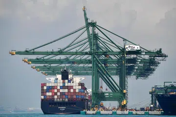 EKSPORT MENURUN: Kapal pengangkut kargo di Terminal Pasir Panjang. 