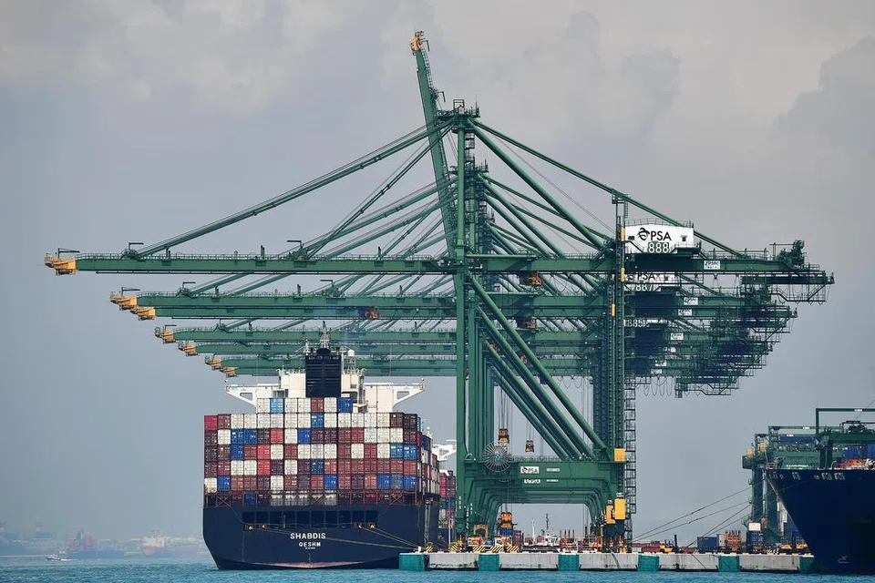 EKSPORT MENURUN: Kapal pengangkut kargo di Terminal Pasir Panjang. 