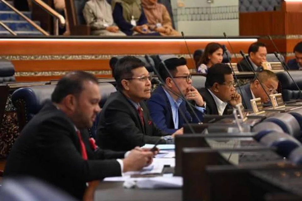 Enam Ahli Parlimen Parti Pribumi Bersatu Malaysia (Bersatu) yang telah dihentikan keahlian parti selepas menyatakan sokongan terhadap Perdana Menteri, Datuk Seri Anwar Ibrahim, kekal duduk di blok pembangkang di Dewan Rakyat. 