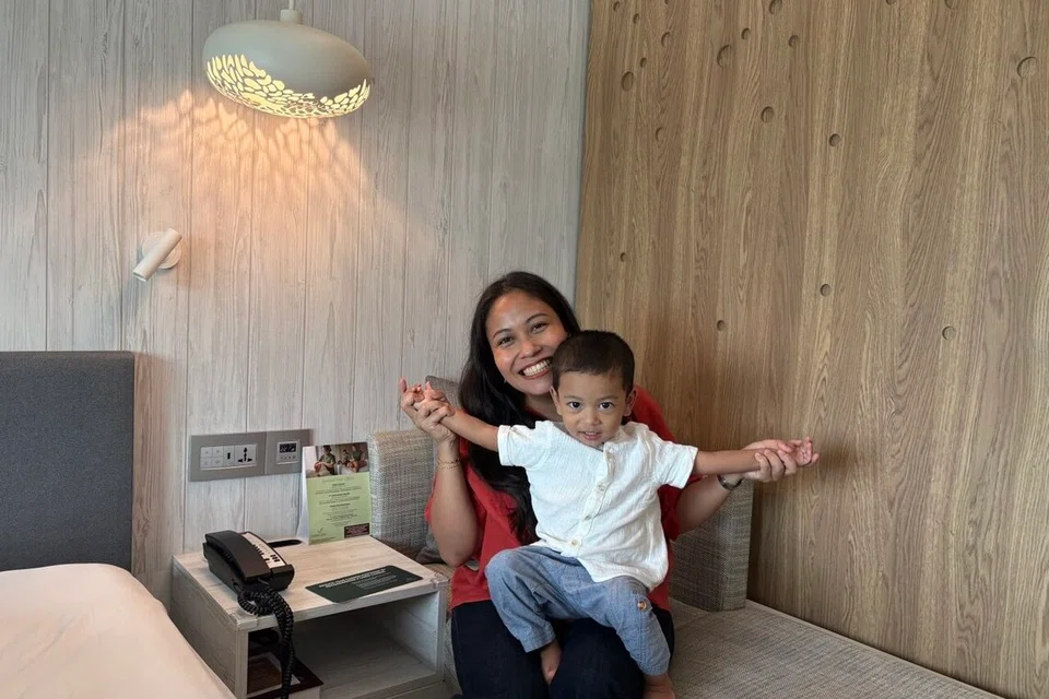 Wartawan, Cik Nur Syuhrah Hassan (kiri) bersama anaknya, Nahil Ibrahim, menikmati penginapan di Village Hotel Sentosa pada November lalu.